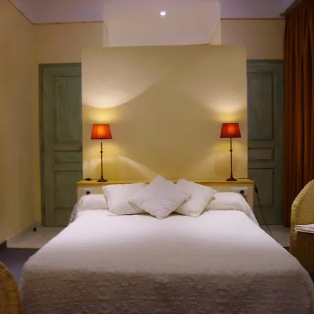 Le Relais Notre Dame 호텔 3*
